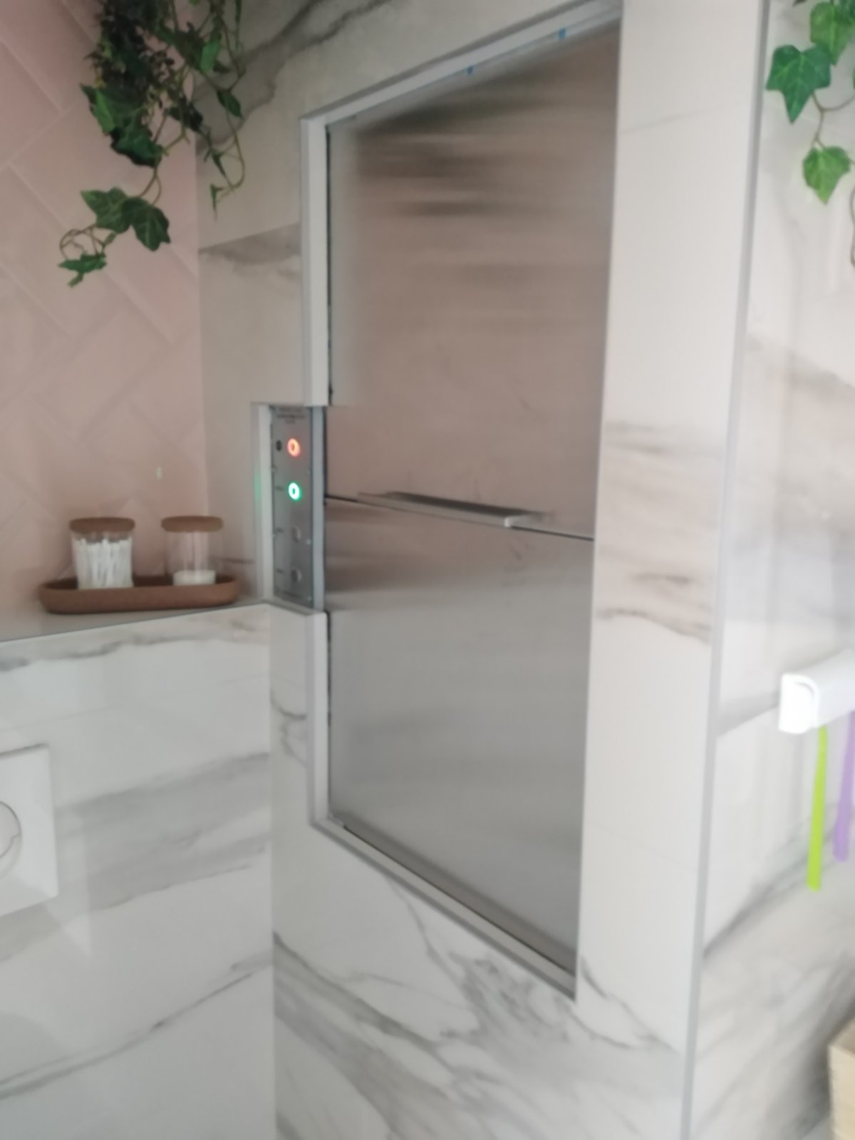 Maloteretni lift u svetloj završnoj obradi