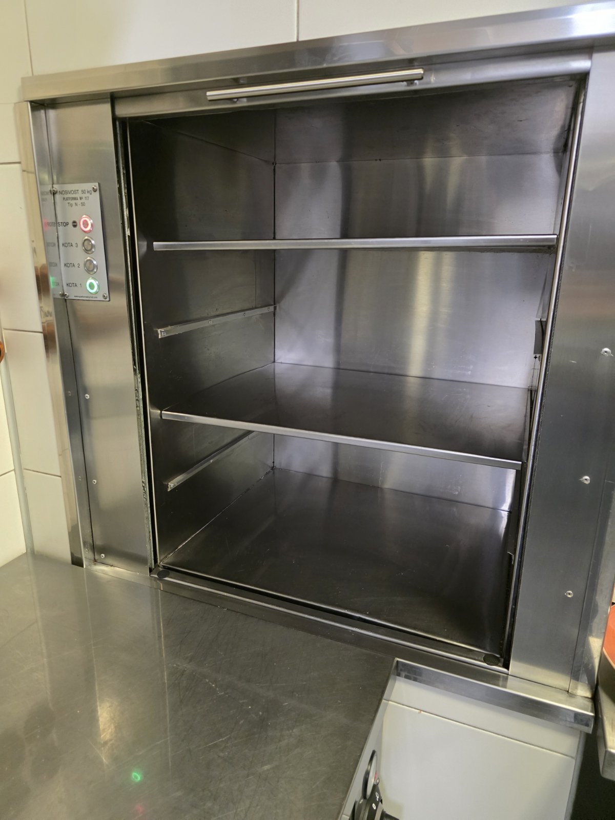 Detalj inox kabine maloteretnog lifta