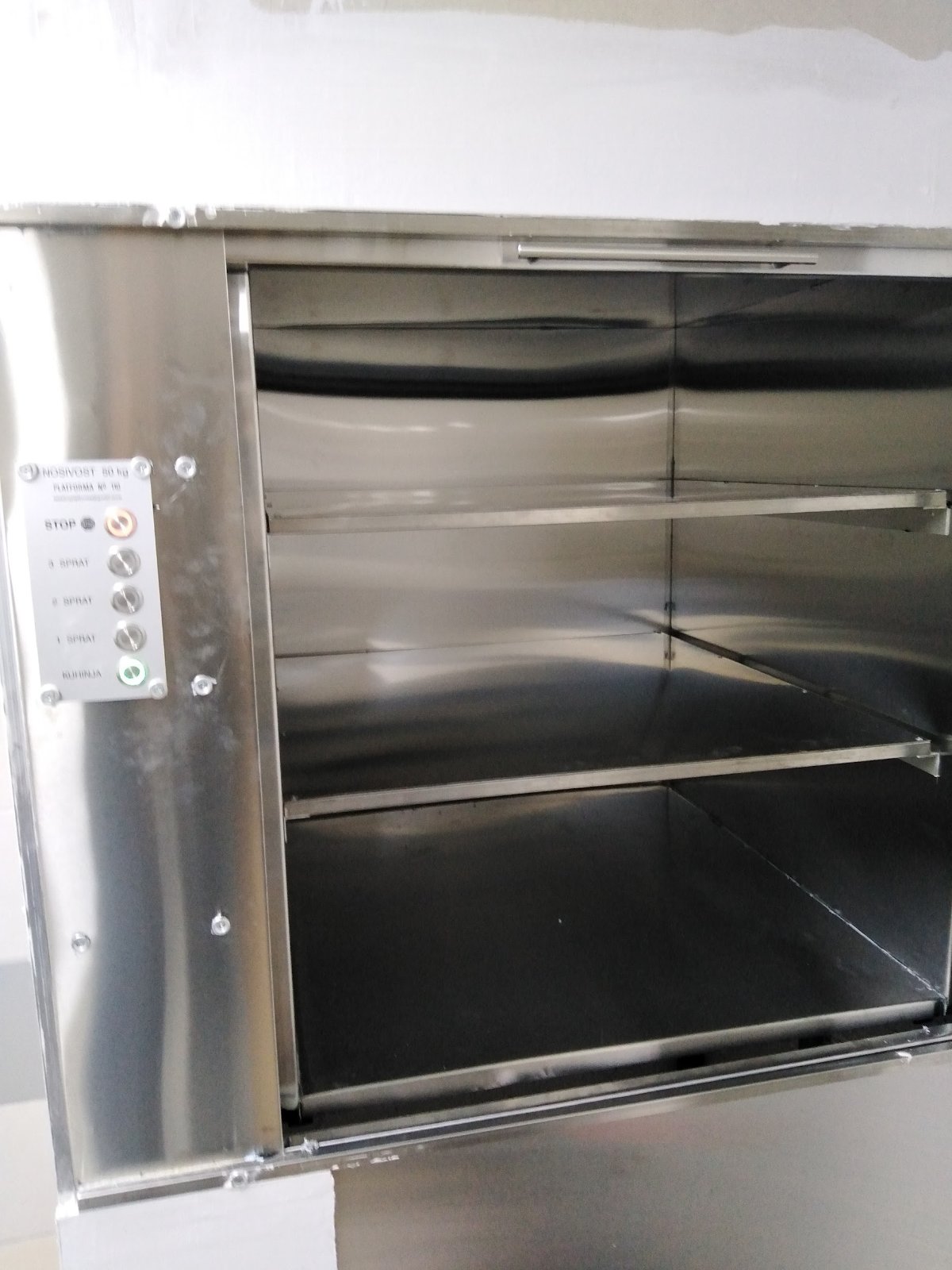 Otvorena inox kabina maloteretnog lifta sa policama