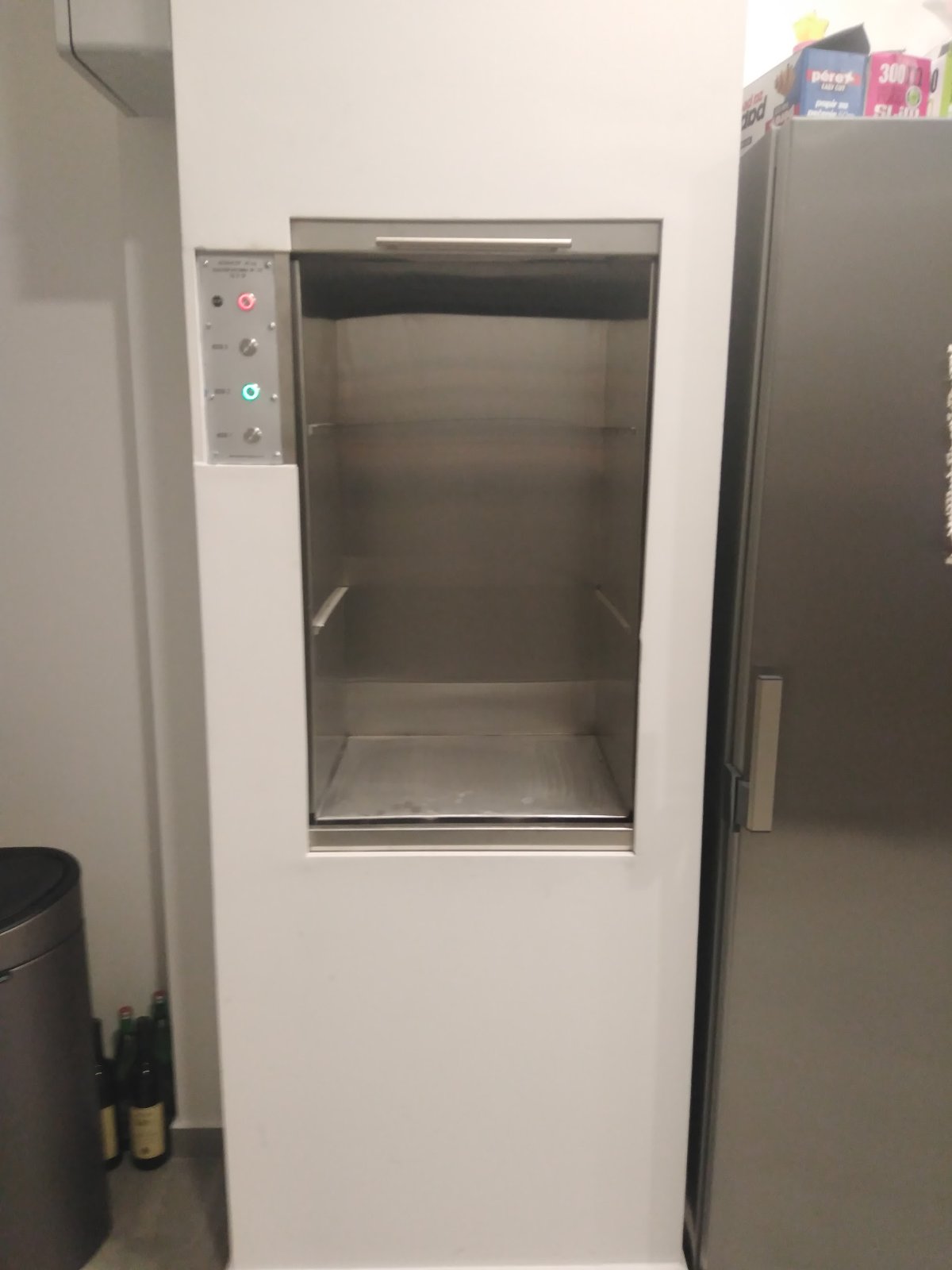 Maloteretni lift sa belim zidnim okvirom i kontrolnom tablom