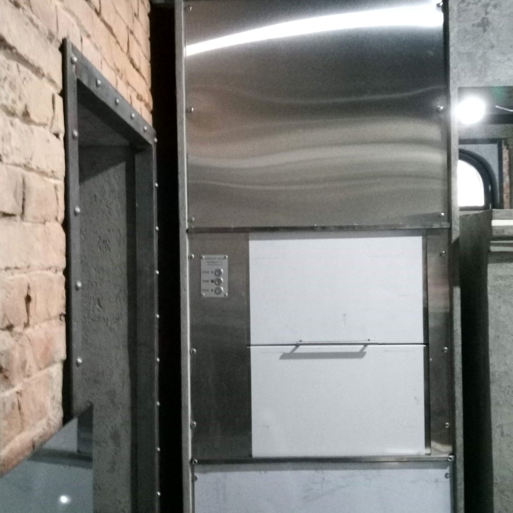 Maloteretni lift ugrađen u prostoru